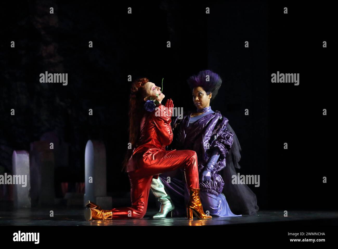 Regine Zimmermann und Abak Safaei-Rad, v.l., während der Fotoprobe für das Stück Ulrike Maria Stuart im Deutschen Theater di Berlino, 26. Febbraio 2024. // Königinnendrama von Elfriede Jelinek. Regie Pinar Karabulut. Bühne Michela Flück. Kostüme Claudia Irro. Premiere AM 28. Febbraio 2024. Deutsches Theater Berlin Ulrike Maria Stuart *** Regine Zimmermann e Abak Safaei Rad, da sinistra, durante le prove fotografiche per la commedia Ulrike Maria Stuart al Deutsches Theater di Berlino, 26 febbraio 2024 Queens dramma di Elfriede Jelinek diretto da Pinar Karabulut Stage Michela Flück Costumes Claud Foto Stock