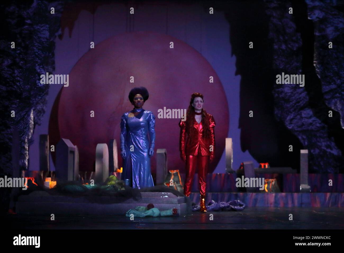 Abak Safaei-Rad und Regine Zimmermann, v.l., während der Fotoprobe für das Stück Ulrike Maria Stuart im Deutschen Theater di Berlino, 26. Febbraio 2024. // Königinnendrama von Elfriede Jelinek. Regie Pinar Karabulut. Bühne Michela Flück. Kostüme Claudia Irro. Premiere AM 28. Febbraio 2024. Deutsches Theater Berlin Ulrike Maria Stuart *** Abak Safaei Rad e Regine Zimmermann, da sinistra, durante le prove fotografiche per la commedia Ulrike Maria Stuart al Deutsches Theater di Berlino, 26 febbraio 2024 Queens dramma di Elfriede Jelinek regista Pinar Karabulut Stage Michela Flück Costumes Claudia Foto Stock