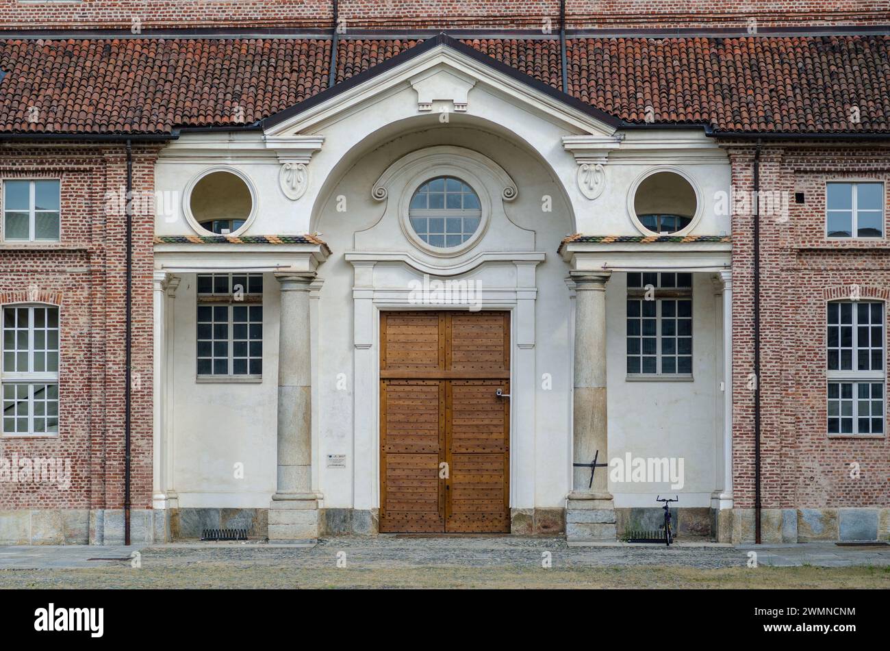 canome della serliana, con elementi barocchi e timpano, particolare architettura canonica con elementi simmetrici che creano armonia visiva. Foto Stock