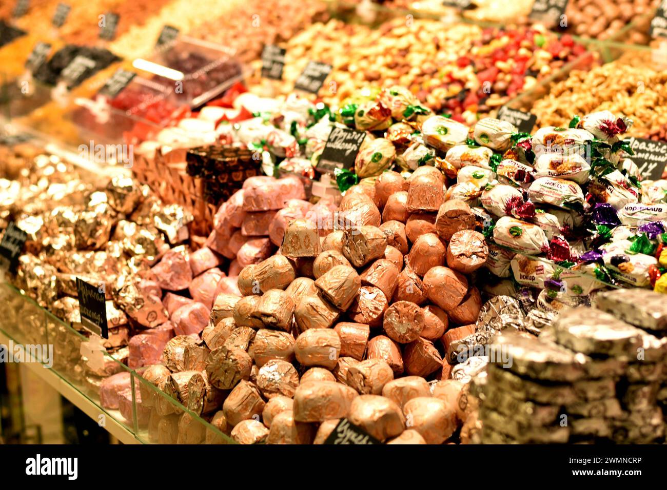 Vetrina illuminata con dolci orientali e noci. Foto Stock