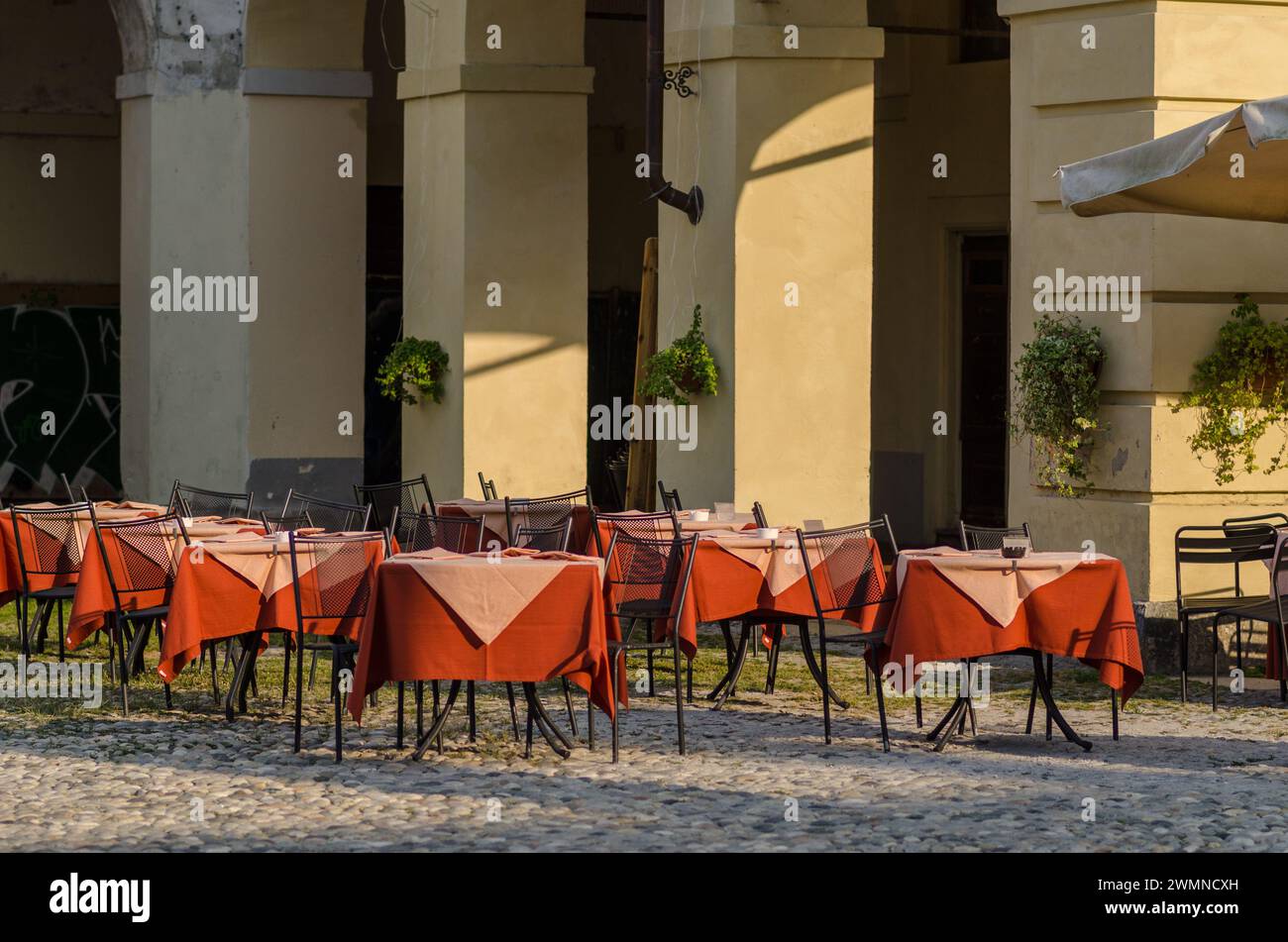 tavoli di un ristorante all'aperto nella piazza di un luogo turistico, un tavolo ben preparato con tovaglie colorate, durante le vacanze e le vacanze più touri Foto Stock
