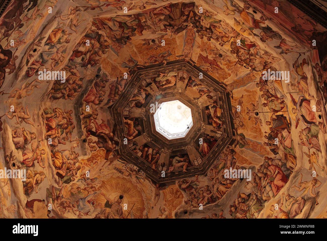 Un dettaglio dell'affresco del Vasari sotto la cupola del Brunelleschi, Firenze Foto Stock