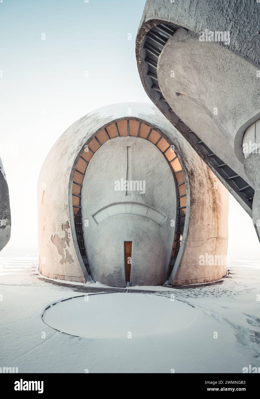 Edifici in stile modernista del Kyiv Crematorium che sembrano un edificio di stazione polare. Edificio a forma di uovo in una soleggiata giornata invernale. Foto Stock Edifici in stile modernista del Kyiv Crematorium che sembrano un edificio di stazione polare. Edificio a forma di uovo in una soleggiata giornata invernale. Foto Stock