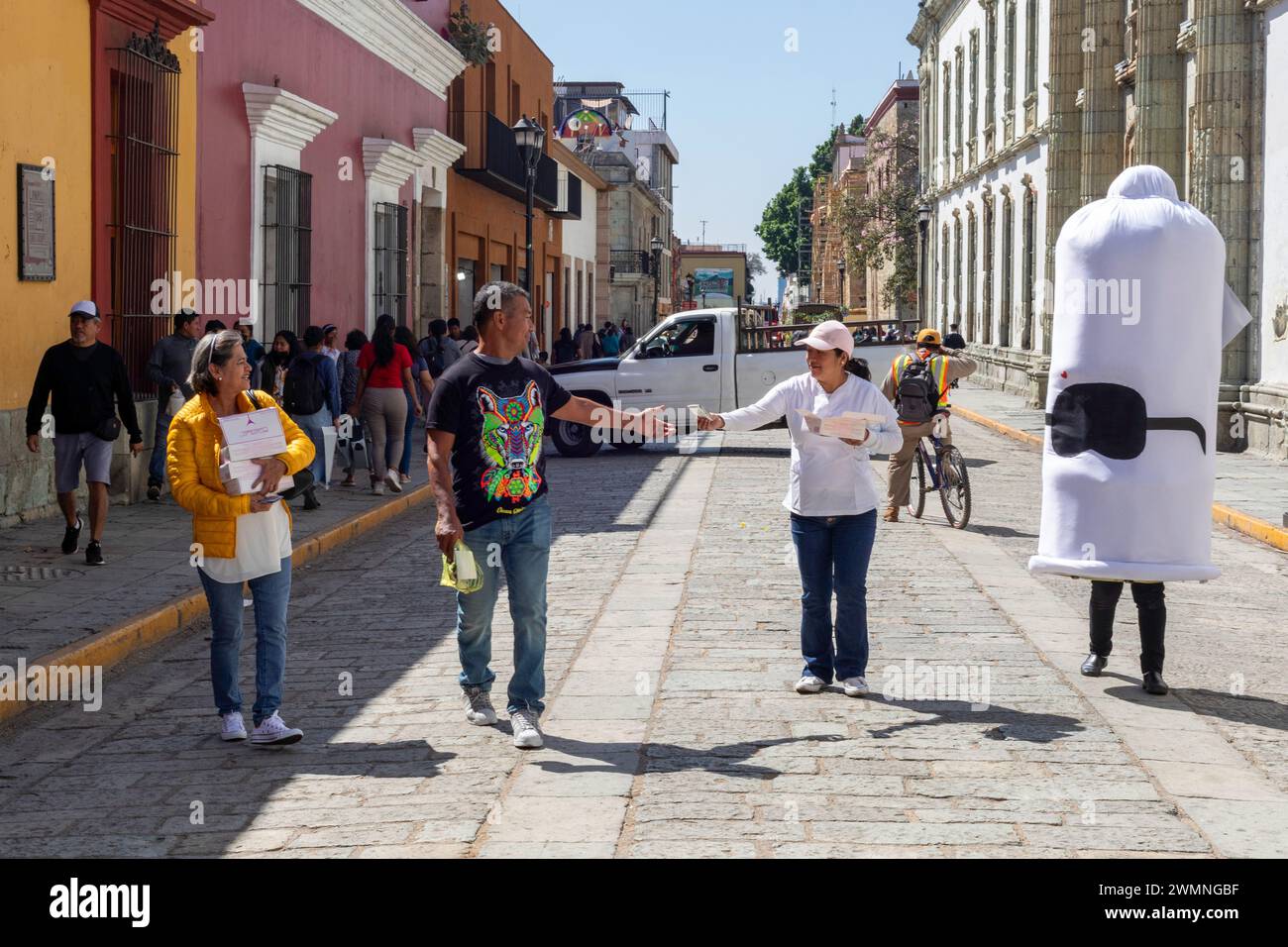 Oaxaca, Messico - gli operatori sanitari camminano per le strade distribuendo preservativi gratuiti come parte della loro lotta contro le malattie sessualmente trasmissibili. Erano acco Foto Stock