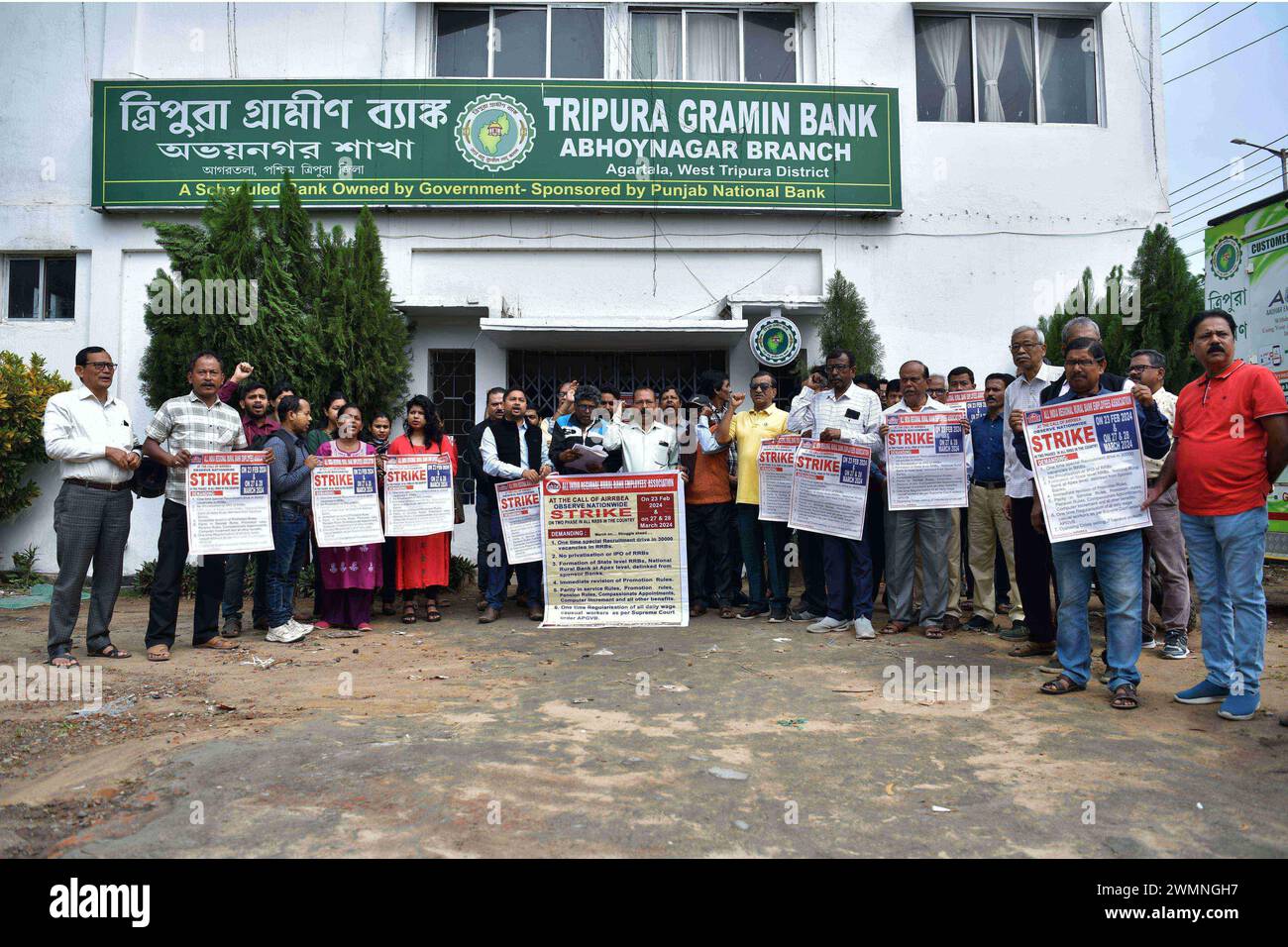 I dipendenti della Gramin Bank protestarono davanti alla Gramin Bank durante uno sciopero nazionale ad Agartala. Tripura, India. Foto Stock