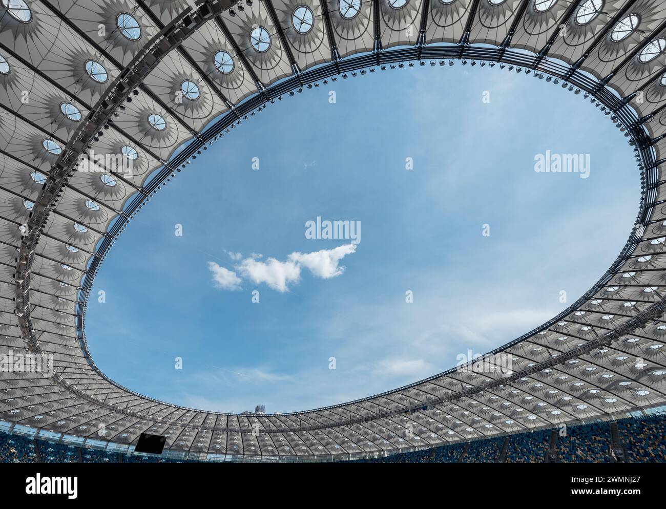 Tetto dello stadio NSC Olimpico di Kiev. Cupola con apertura ovale e membrane per la circolazione dell'aria. Foto Stock