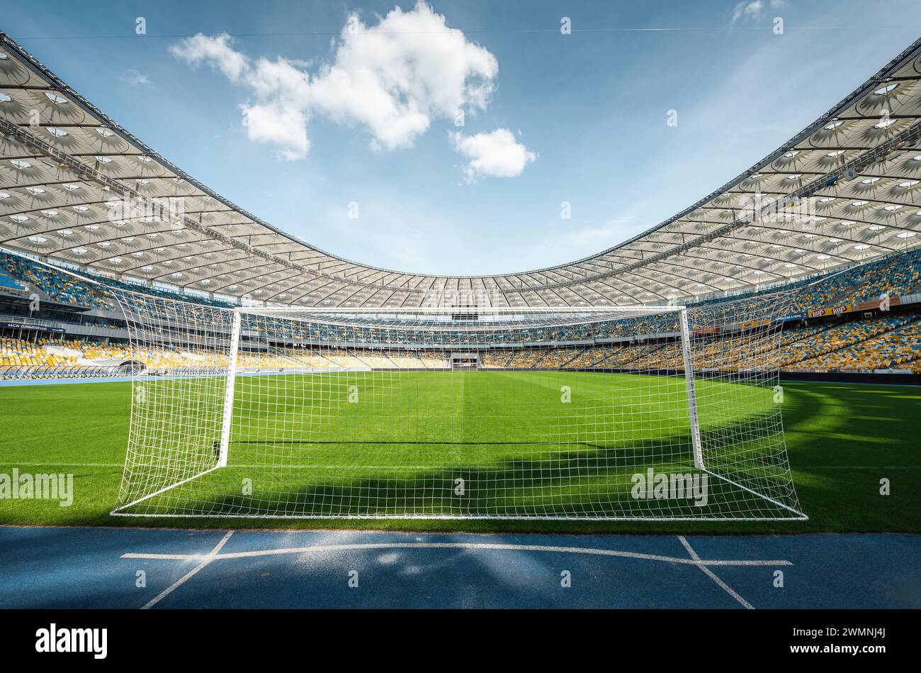 Stadio NSC Olimpico di Kiev ( НСК Олімпійський ). Cancelli di calcio su uno stadio vuoto durante la bassa stagione. Foto Stock