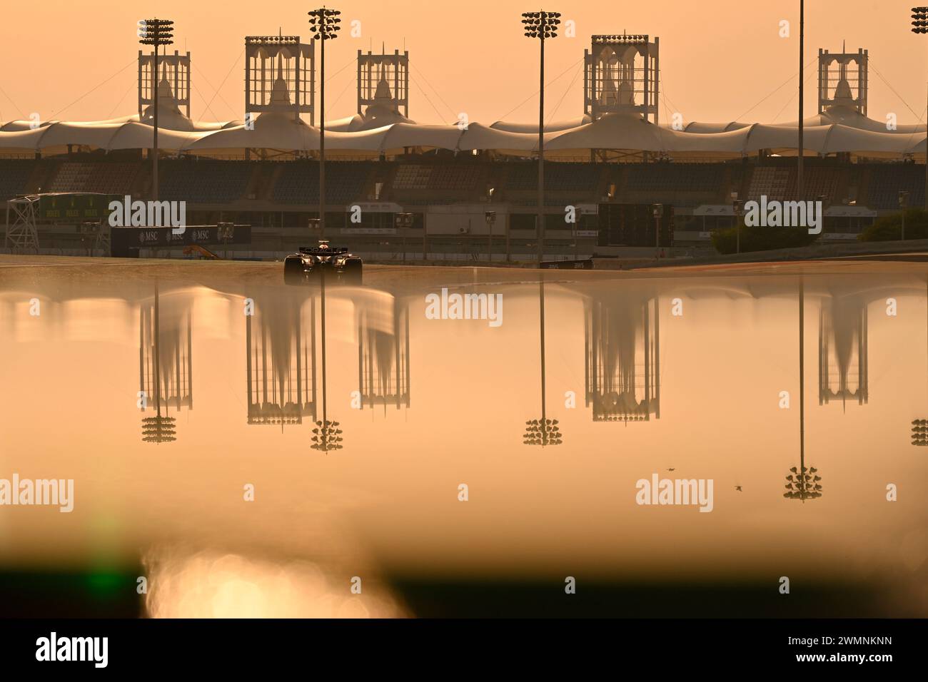 BAHRAIN, Sakhir, 23 febbraio: atmosfera con Ferrari al tramonto, gli edifici del circuito si specchiano in acqua durante il terzo giorno dei test di F1 al Bahrain International Circuit il 23 febbraio 2024 in Bahrain, test pre-stagione di Formula 1, foto e copyright Jerry ANDRE / ATP Images (ANDRE Jerry / ATP / SPP) Foto Stock
