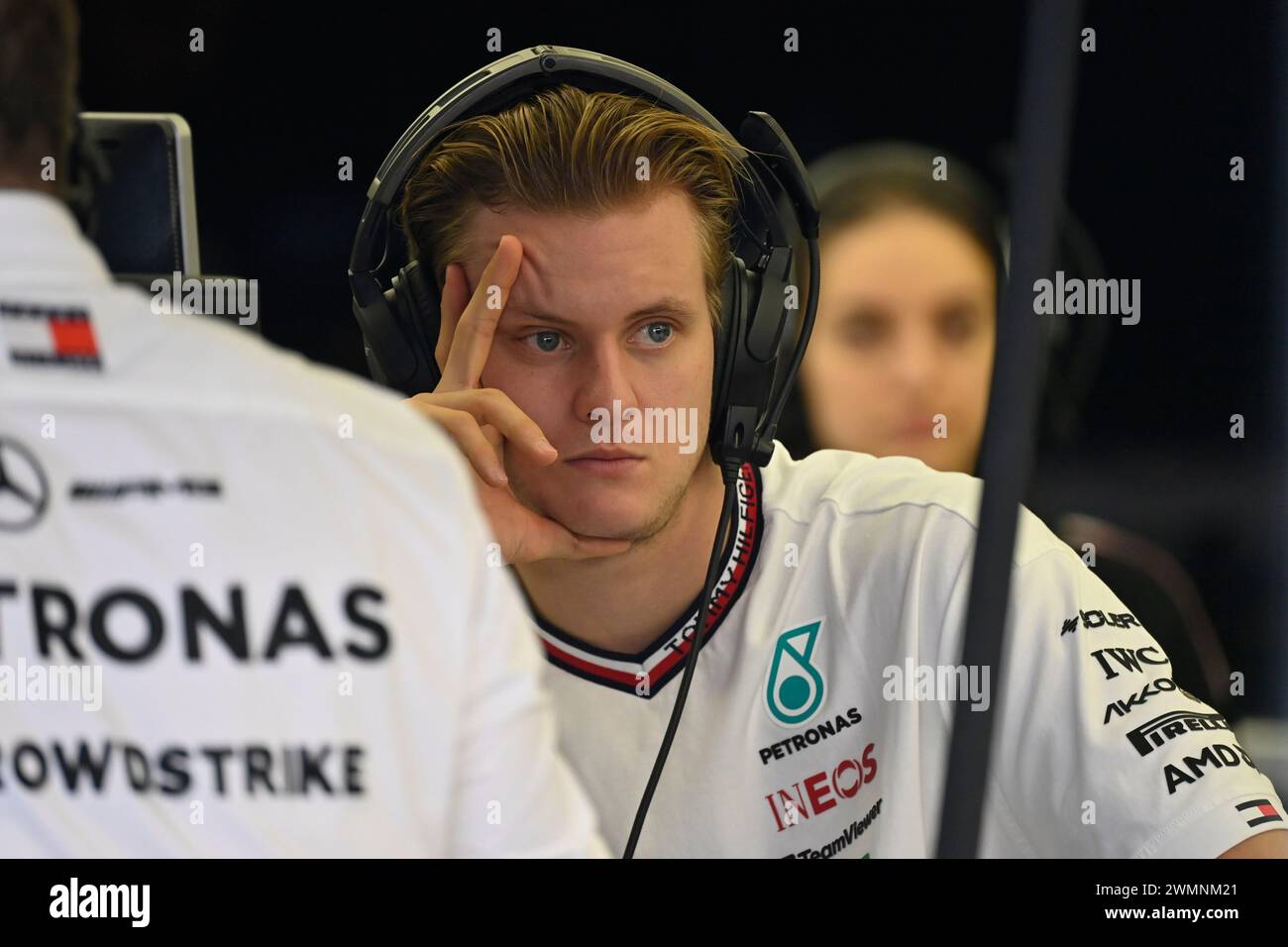 Sakhir, Bahrein. 22 febbraio 2024. BAHRAIN, Sakhir, 22 febbraio: Mick SCHUMACHER, pilota di riserva Mercedes-GP che osserva le attività durante il secondo giorno dei test di F1 al Bahrain International Circuit il 22 febbraio 2024 in Bahrain, test pre-stagione di Formula 1, foto e copyright Jerry ANDRE/ATP Images (ANDRE Jerry/ATP/SPP) crediti: SPP Sport Press Photo. /Alamy Live News Foto Stock