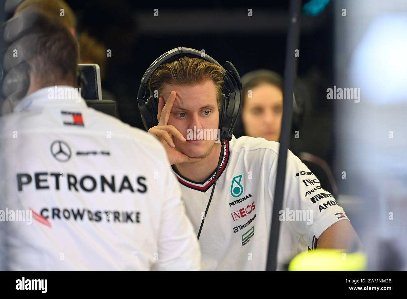 Sakhir, Bahrein. 22 febbraio 2024. BAHRAIN, Sakhir, 22 febbraio: Mick SCHUMACHER, pilota di riserva Mercedes-GP che osserva le attività durante il secondo giorno dei test di F1 al Bahrain International Circuit il 22 febbraio 2024 in Bahrain, test pre-stagione di Formula 1, foto e copyright Jerry ANDRE/ATP Images (ANDRE Jerry/ATP/SPP) crediti: SPP Sport Press Photo. /Alamy Live News Foto Stock