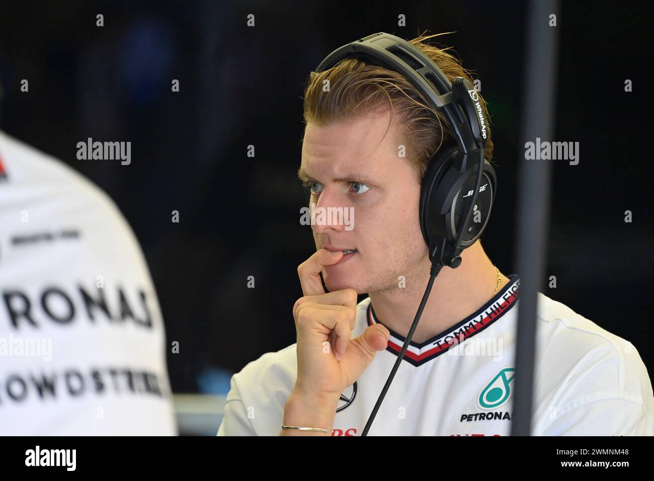 Sakhir, Bahrein. 22 febbraio 2024. BAHRAIN, Sakhir, 22 febbraio: Mick SCHUMACHER, pilota di riserva Mercedes-GP che osserva le attività durante il secondo giorno dei test di F1 al Bahrain International Circuit il 22 febbraio 2024 in Bahrain, test pre-stagione di Formula 1, foto e copyright Jerry ANDRE/ATP Images (ANDRE Jerry/ATP/SPP) crediti: SPP Sport Press Photo. /Alamy Live News Foto Stock