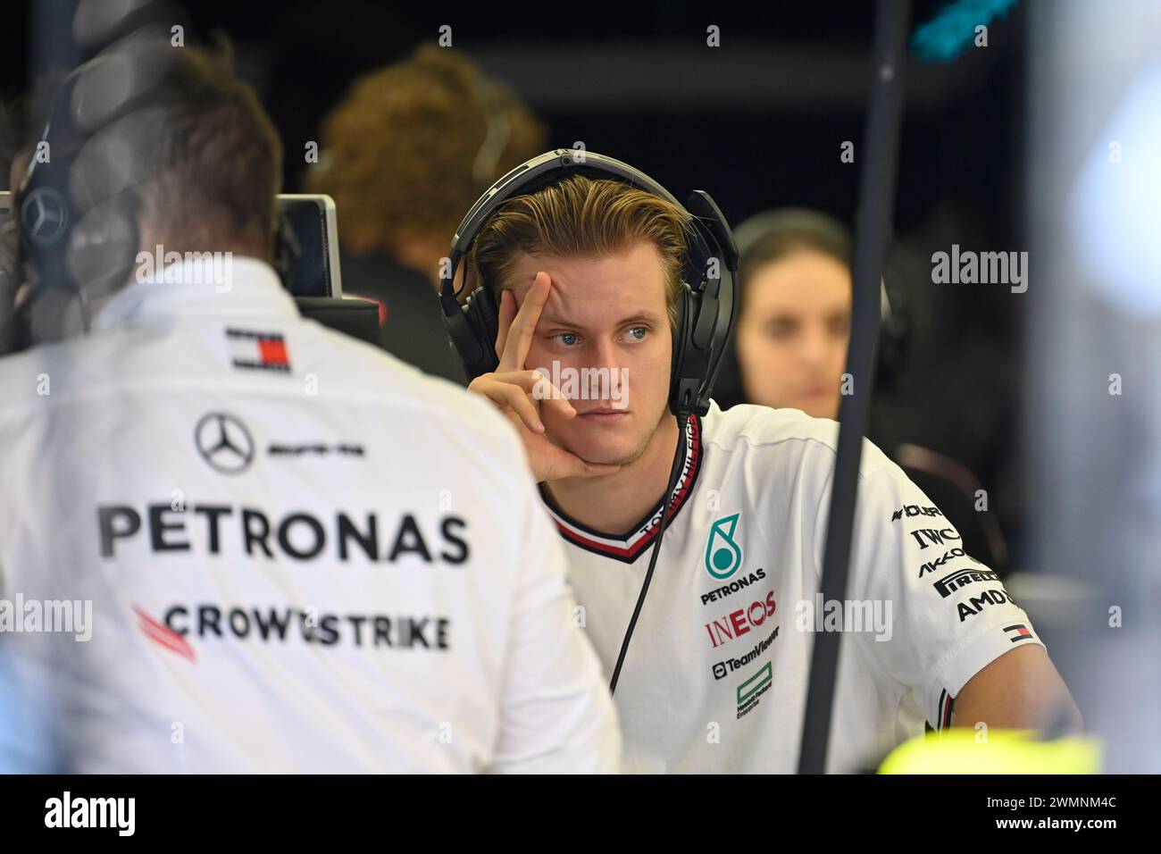 Sakhir, Bahrein. 22 febbraio 2024. BAHRAIN, Sakhir, 22 febbraio: Mick SCHUMACHER, pilota di riserva Mercedes-GP che osserva le attività durante il secondo giorno dei test di F1 al Bahrain International Circuit il 22 febbraio 2024 in Bahrain, test pre-stagione di Formula 1, foto e copyright Jerry ANDRE/ATP Images (ANDRE Jerry/ATP/SPP) crediti: SPP Sport Press Photo. /Alamy Live News Foto Stock
