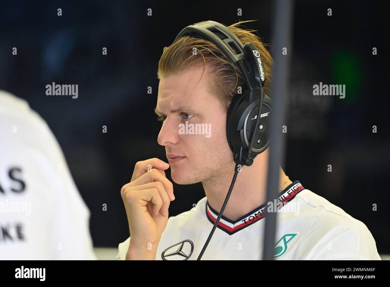 Sakhir, Bahrein. 22 febbraio 2024. BAHRAIN, Sakhir, 22 febbraio: Mick SCHUMACHER, pilota di riserva Mercedes-GP che osserva le attività durante il secondo giorno dei test di F1 al Bahrain International Circuit il 22 febbraio 2024 in Bahrain, test pre-stagione di Formula 1, foto e copyright Jerry ANDRE/ATP Images (ANDRE Jerry/ATP/SPP) crediti: SPP Sport Press Photo. /Alamy Live News Foto Stock