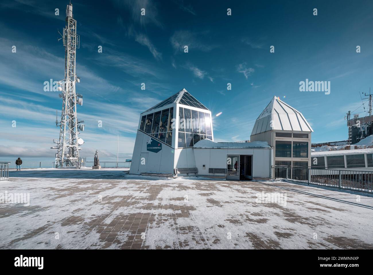 Stazione della funivia in cima alla montagna. Edificio in vetro e torre di telecomunicazione sulla cima alpina tra Germania e Austria. Foto Stock