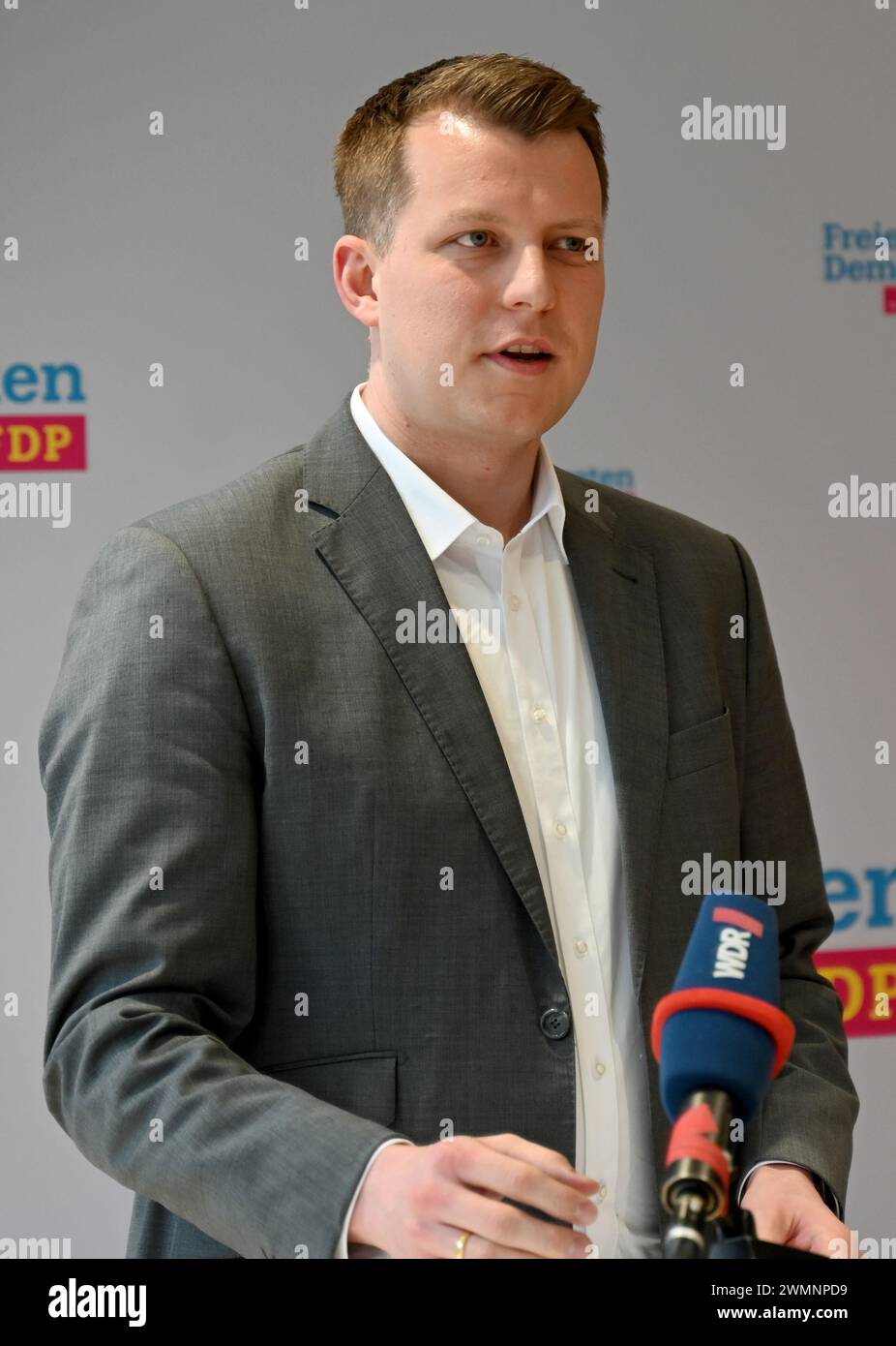 Duesseldorf, Germania. 27 febbraio 2024. Henning Höne, leader del gruppo parlamentare FDP nel parlamento statale della Renania settentrionale-Vestfalia, parla della politica scolastica nello stato e dell'energia da fusione. Crediti: Florian Gut/dpa/Alamy Live News Foto Stock