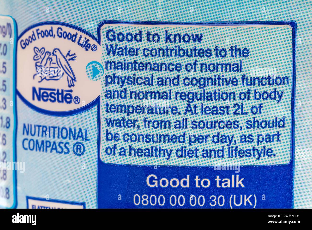Buono a conoscere i dettagli sulla bottiglia di Nestlé Nestle Pure Life Still Spring Water - Vedi ulteriori informazioni Foto Stock