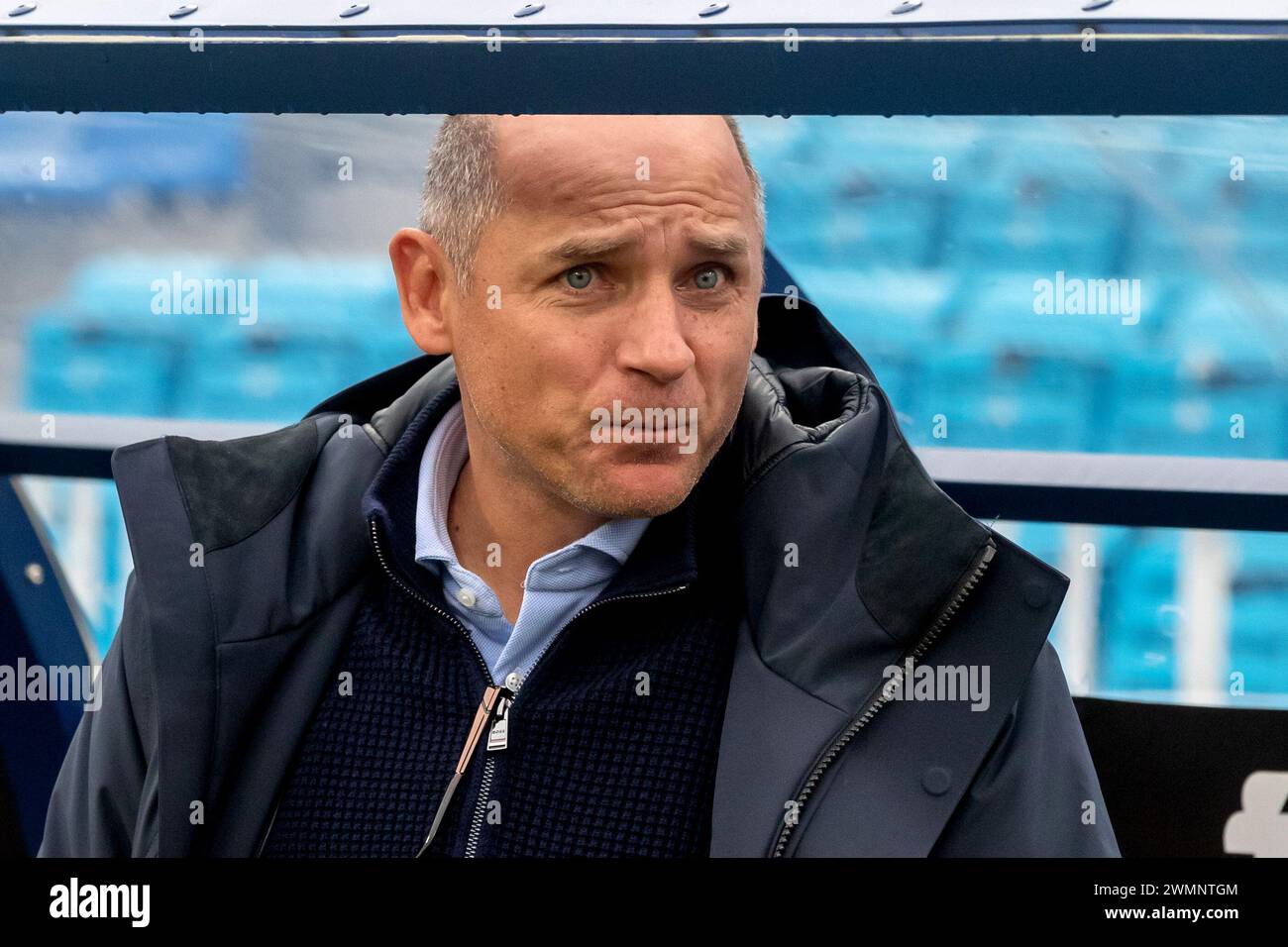 KIEV, UCRAINA - 25 FEBBRAIO 2024 - allenatore del Metalist 1925 Kharkiv Viktor Skrypnyk è visto prima della partita del 18 della Premier League Ucraina 2023/2024 contro la Dinamo Kiev allo Stadio Valerij Lobanovskyi Dynamo, Kiev, capitale dell'Ucraina. I padroni di casa si sono assicurati una vittoria di 4-2 sui visitatori. Foto Stock