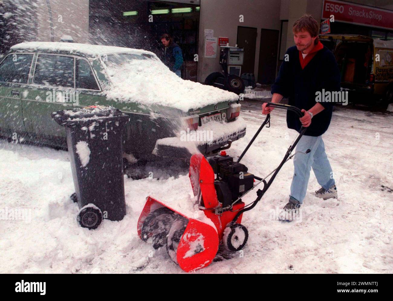 la rimozione della neve con una fresa da neve in inverno la rimozione della neve con una fresa da neve in inverno Foto Stock