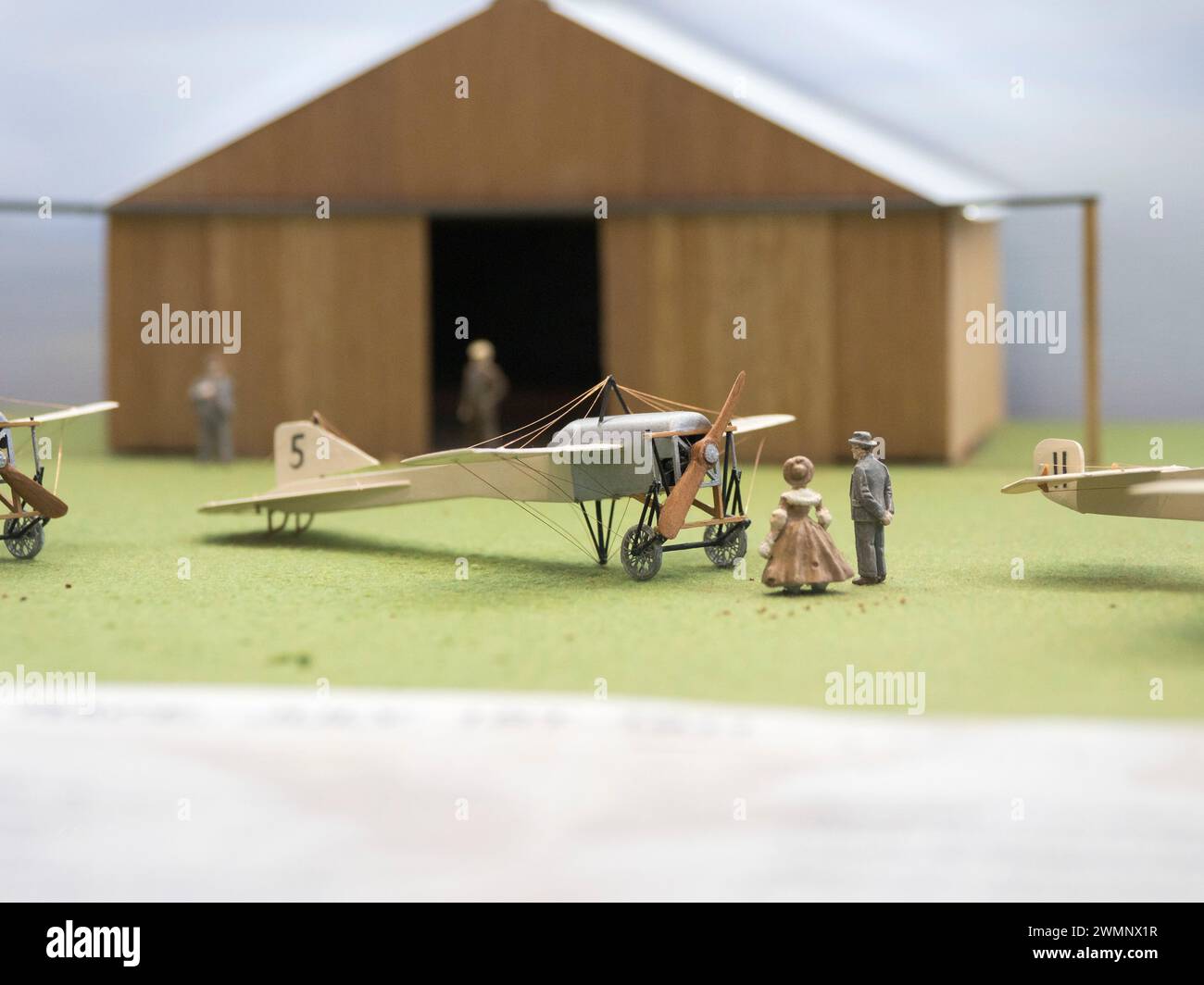 Eastchurch, Kent, Regno Unito. 27 febbraio 2024. Una nuova ala è stata inaugurata presso l'Eastchurch Aviation Museum, importante a livello nazionale, sull'isola di Sheppey nel Kent. Sheppey è conosciuta come la culla e luogo di nascita dell'aviazione britannica. Lo spazio del museo è più che raddoppiato grazie alle donazioni e agli sforzi estesi dei volontari del museo. Il museo si trova all'HMP Standford Hill ma è aperto al pubblico. PIC: Un nuovo modello della Gordon Bennett Grand International Trophy Race sull'Isola di Sheppey nel 1911 costruito dal pensionato Stephen Foster. Crediti: James Bell/Alamy Live News Foto Stock