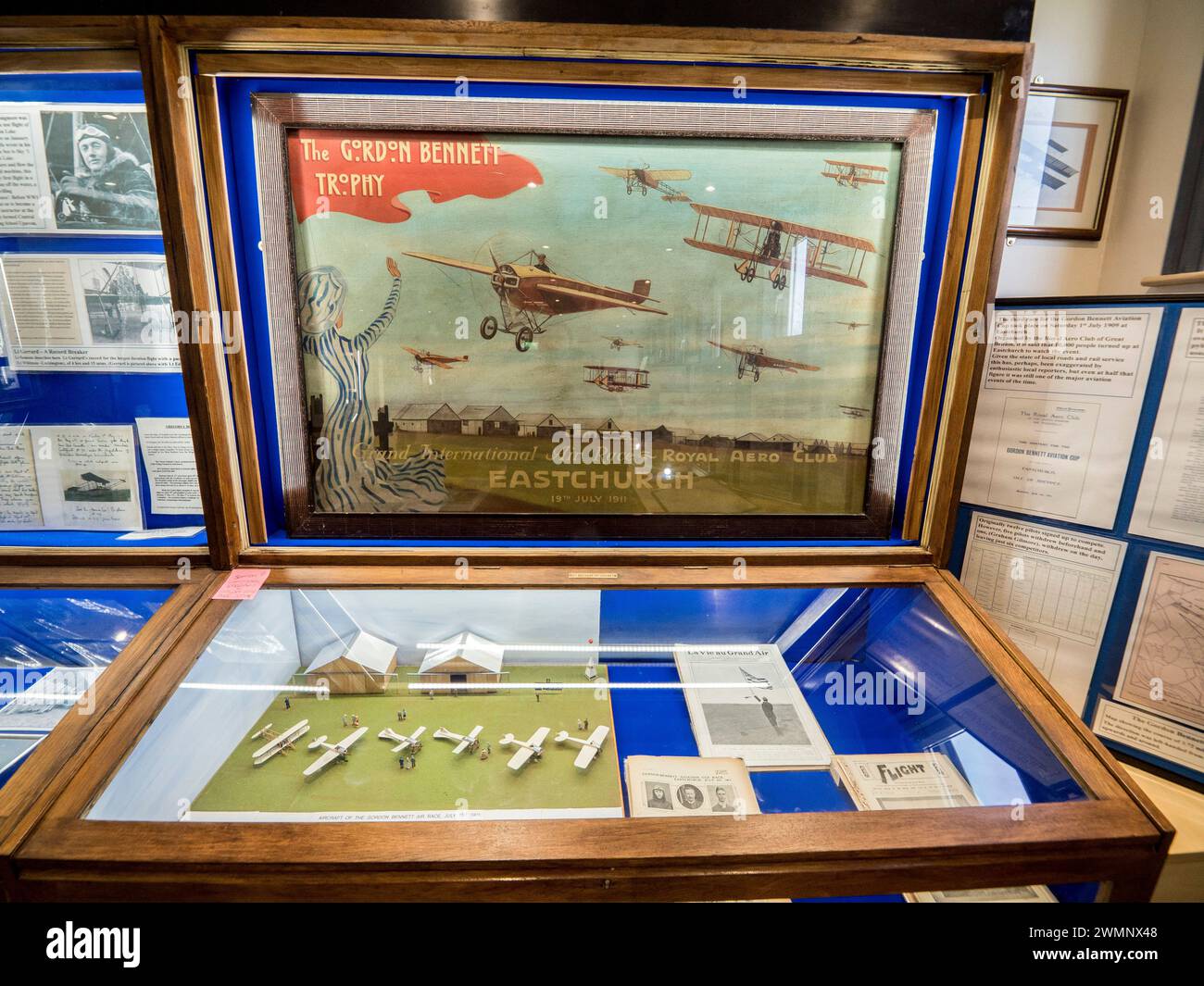 Eastchurch, Kent, Regno Unito. 27 febbraio 2024. Una nuova ala è stata inaugurata presso l'Eastchurch Aviation Museum, importante a livello nazionale, sull'isola di Sheppey nel Kent. Sheppey è conosciuta come la culla e luogo di nascita dell'aviazione britannica. Lo spazio del museo è più che raddoppiato grazie alle donazioni e agli sforzi estesi dei volontari del museo. Il museo si trova all'HMP Standford Hill ma è aperto al pubblico. PIC: Un nuovo modello della Gordon Bennett Grand International Trophy Race sull'Isola di Sheppey nel 1911 costruito dal pensionato Stephen Foster. Crediti: James Bell/Alamy Live News Foto Stock