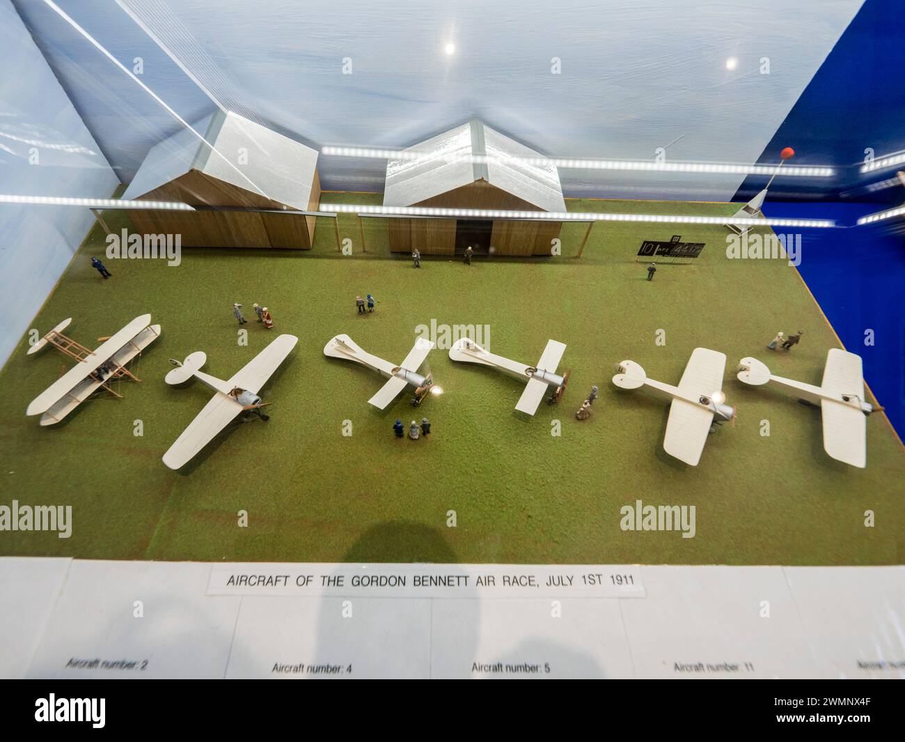 Eastchurch, Kent, Regno Unito. 27 febbraio 2024. Una nuova ala è stata inaugurata presso l'Eastchurch Aviation Museum, importante a livello nazionale, sull'isola di Sheppey nel Kent. Sheppey è conosciuta come la culla e luogo di nascita dell'aviazione britannica. Lo spazio del museo è più che raddoppiato grazie alle donazioni e agli sforzi estesi dei volontari del museo. Il museo si trova all'HMP Standford Hill ma è aperto al pubblico. PIC: Un nuovo modello della Gordon Bennett Grand International Trophy Race sull'Isola di Sheppey nel 1911 costruito dal pensionato Stephen Foster. Crediti: James Bell/Alamy Live News Foto Stock