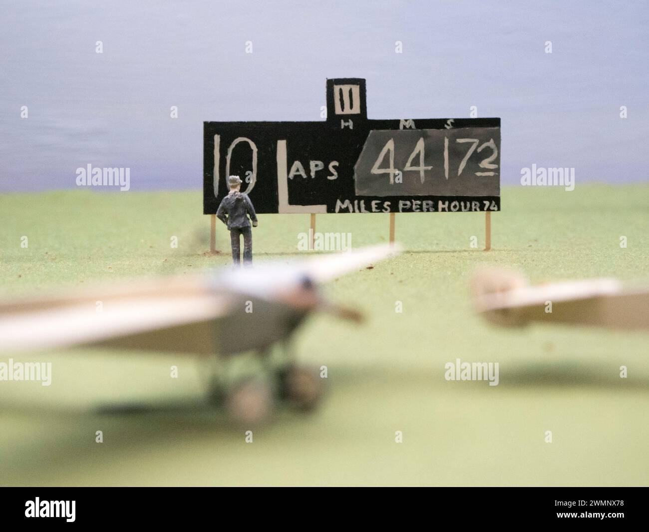 Eastchurch, Kent, Regno Unito. 27 febbraio 2024. Una nuova ala è stata inaugurata presso l'Eastchurch Aviation Museum, importante a livello nazionale, sull'isola di Sheppey nel Kent. Sheppey è conosciuta come la culla e luogo di nascita dell'aviazione britannica. Lo spazio del museo è più che raddoppiato grazie alle donazioni e agli sforzi estesi dei volontari del museo. Il museo si trova all'HMP Standford Hill ma è aperto al pubblico. PIC: Un nuovo modello della Gordon Bennett Grand International Trophy Race sull'Isola di Sheppey nel 1911 costruito dal pensionato Stephen Foster. Crediti: James Bell/Alamy Live News Foto Stock