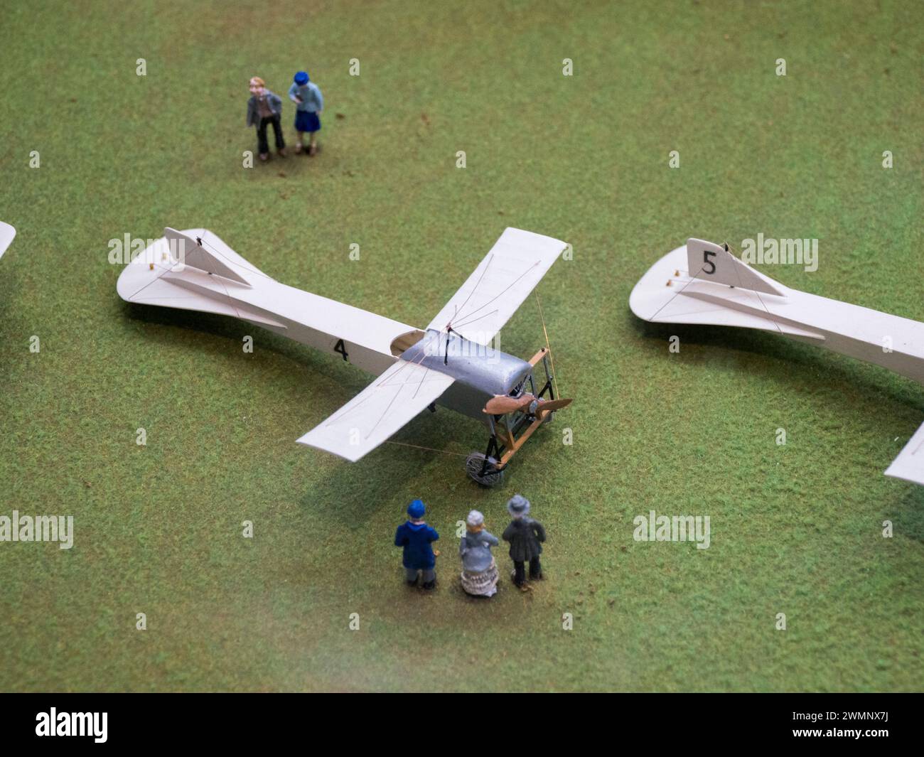 Eastchurch, Kent, Regno Unito. 27 febbraio 2024. Una nuova ala è stata inaugurata presso l'Eastchurch Aviation Museum, importante a livello nazionale, sull'isola di Sheppey nel Kent. Sheppey è conosciuta come la culla e luogo di nascita dell'aviazione britannica. Lo spazio del museo è più che raddoppiato grazie alle donazioni e agli sforzi estesi dei volontari del museo. Il museo si trova all'HMP Standford Hill ma è aperto al pubblico. PIC: Un nuovo modello della Gordon Bennett Grand International Trophy Race sull'Isola di Sheppey nel 1911 costruito dal pensionato Stephen Foster. Crediti: James Bell/Alamy Live News Foto Stock