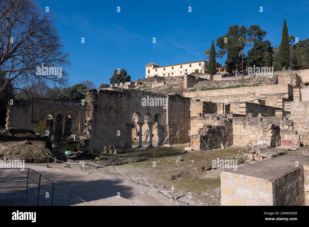 Parte delle rovine del Madinat al-Zahra o Medina Azahara, una città-palazzo fortificata costruita nella periferia occidentale di Cordova in Andalusia, sou Foto Stock