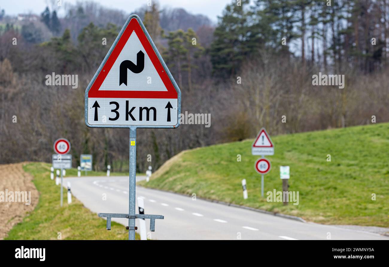 Diverse Gefahrenschilder warnen vor der gefährlichen Strecke auf der Irchelstrasse entlang dem Irchel. Die Geschwindigkeit wurde auf 60 km pro Foto Stock