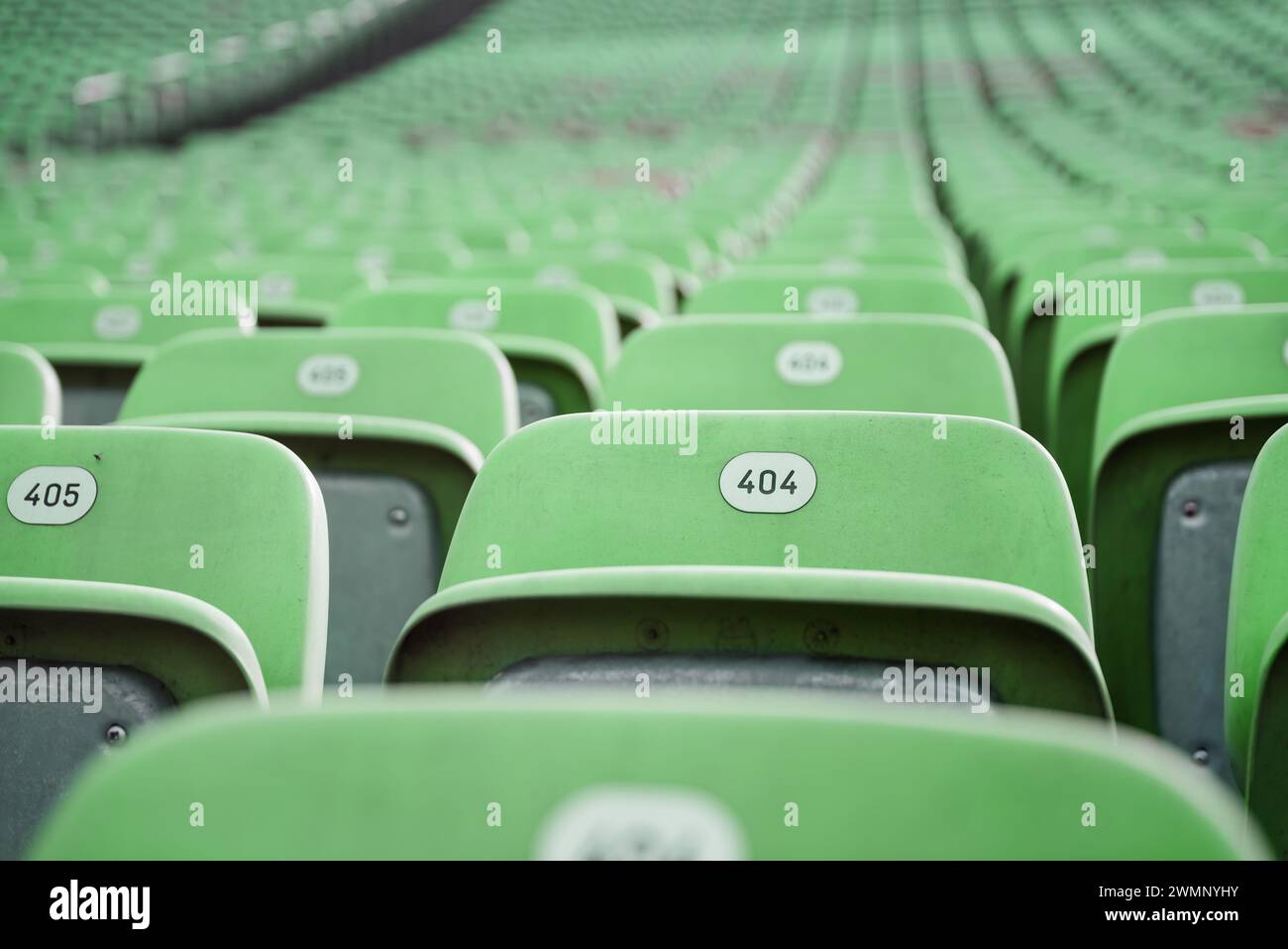 Errore 404: Licenza non trovata. File di posti verdi con numeri in uno stadio. Foto Stock