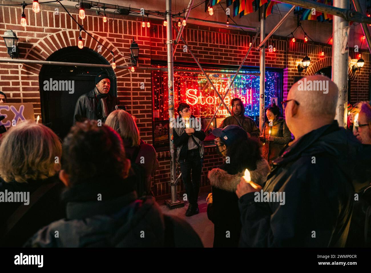 La gente tiene una veglia fuori dallo Stonewall Inn per piangere la morte dello studente non binario NEX Benedict nel Greenwich Village, Manhattan, NY, lunedì 26 febbraio 2024. NEX Benedict, 16 anni, morì un giorno dopo essere stati picchiati in un alterco fisico con altri tre studenti in un bagno scolastico a Owasso, Oklahoma. In questo momento, l'autopsia e le indagini di polizia sono in corso, ma molti sostenitori della LGBTQAI+ stanno concludendo che NEX è morto per le loro ferite a causa del pestaggio e chiedono giustizia. (Foto di Cristina Matuozzi/Sipa USA) Foto Stock