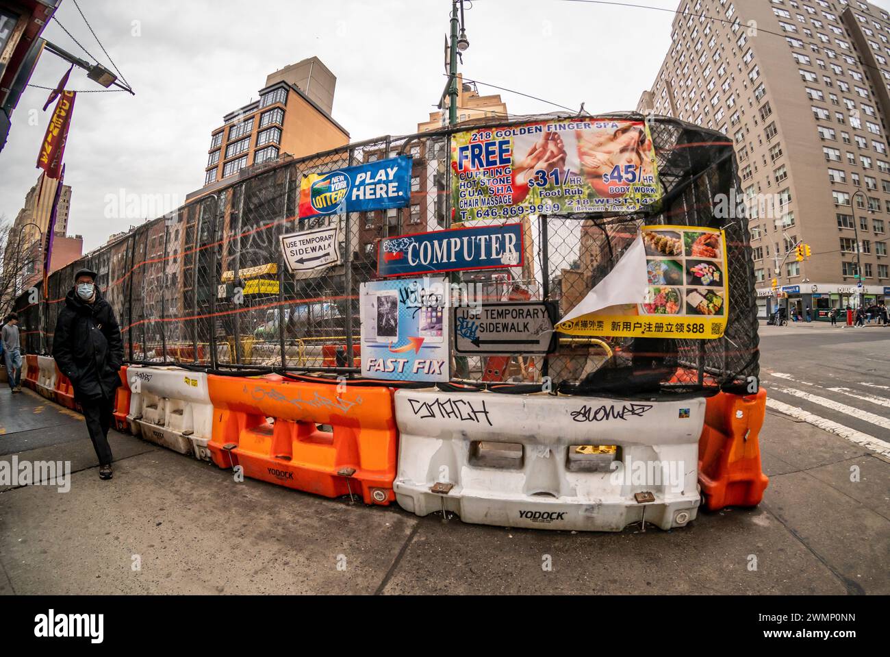 Cartellonistica che promuove varie piccole imprese disturbate dalla costruzione della stazione della metropolitana in corso, nel Greenwich Village a New York venerdì 23 febbraio 2024. (© Richard B. Levine) Foto Stock