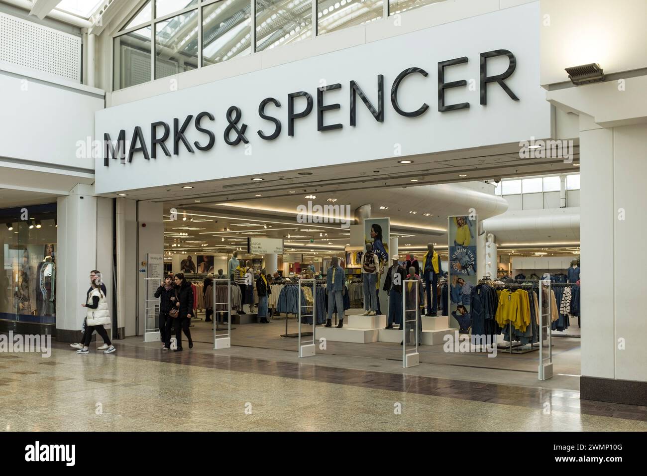 Ingresso al negozio Marks & Spencer presso il Mall Cribbs Causeway, Bristol, Regno Unito Foto Stock