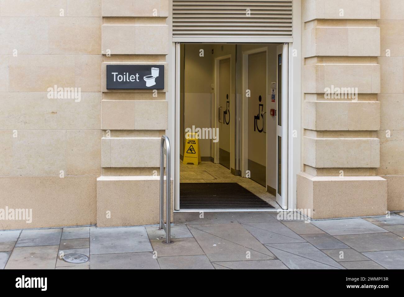 Ingresso pubblico dei servizi igienici, Bath, Somerset, Regno Unito Foto Stock