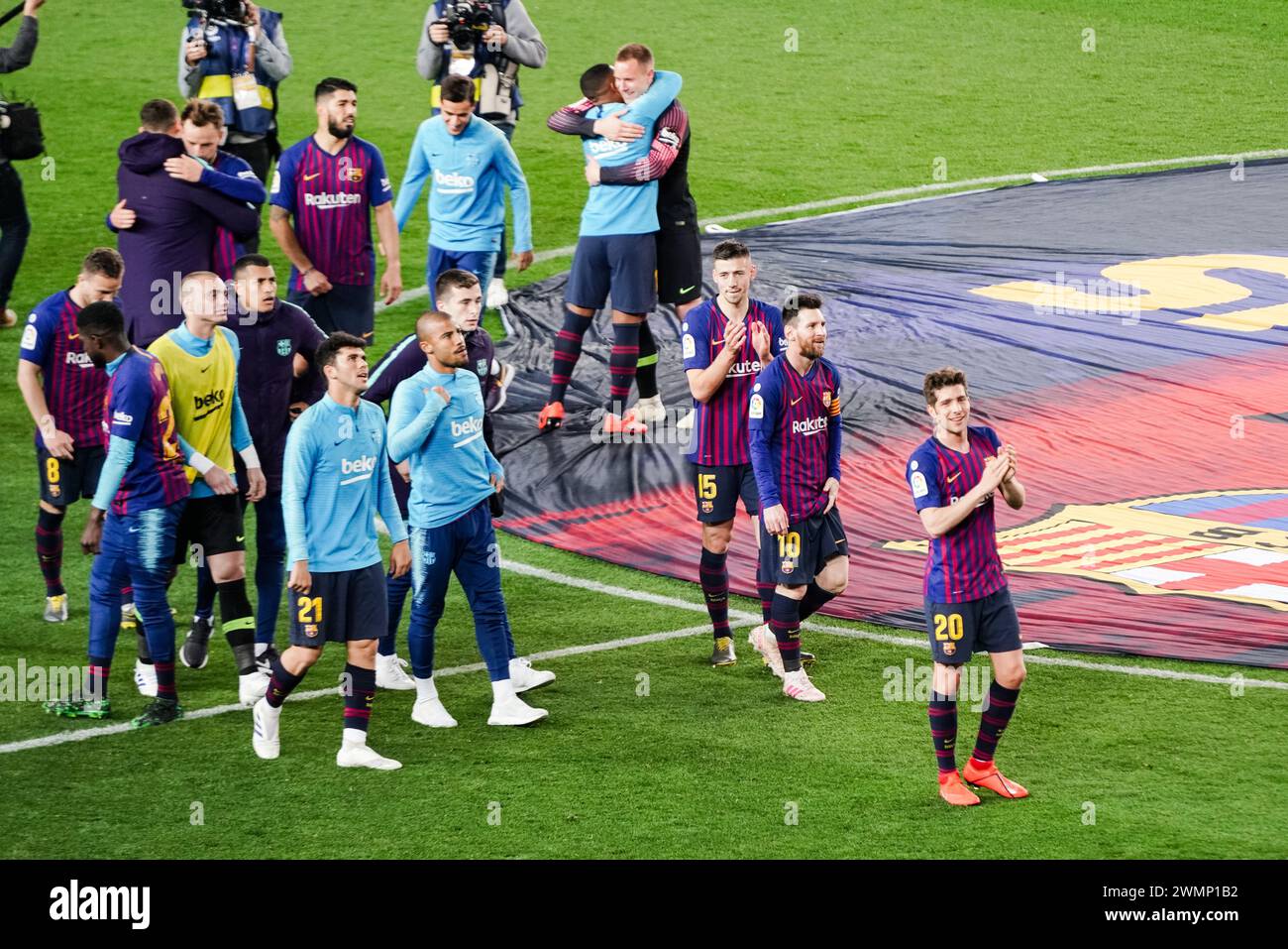 CELEBRAZIONE DEL TITOLO, BARCELONA FC, 2019: Sergi Roberto guida i giocatori del Barcellona nella loro parata a giro della vittoria per festeggiare con i tifosi e i loro bambini piccoli. L'ultima partita della Liga 2018-19 in Spagna tra Barcellona FC e Levante a Camp Nou, Barcellona, il 27 aprile 2019. Barca ha vinto la partita 1-0 con un gol del secondo tempo messi che ha conquistato i titoli della Liga e l'ottavo in 11 anni. Foto Stock