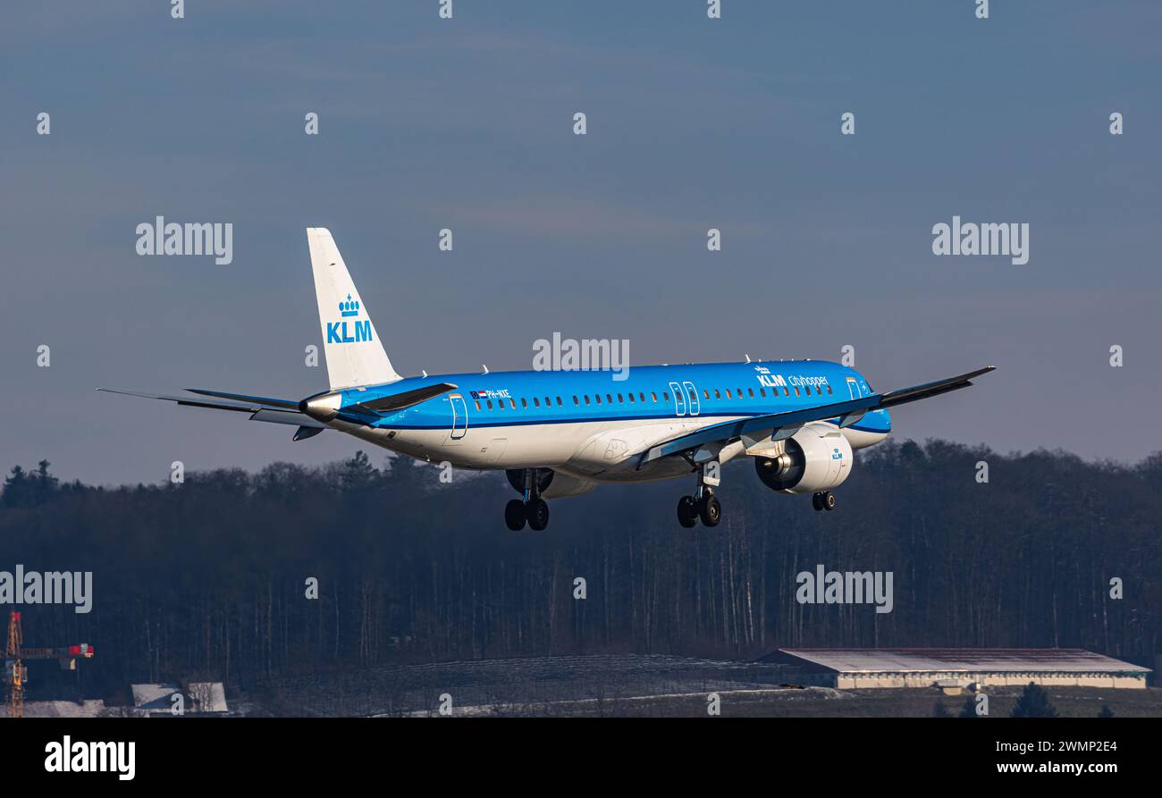 Ein Embraer 195-E2 von KLM Cityhopper befindet sich im Landeanflug auf den Flughafen Zürich. Gestartet ist das Flugzeug ad Amsterdam. Registrazione PH- Foto Stock