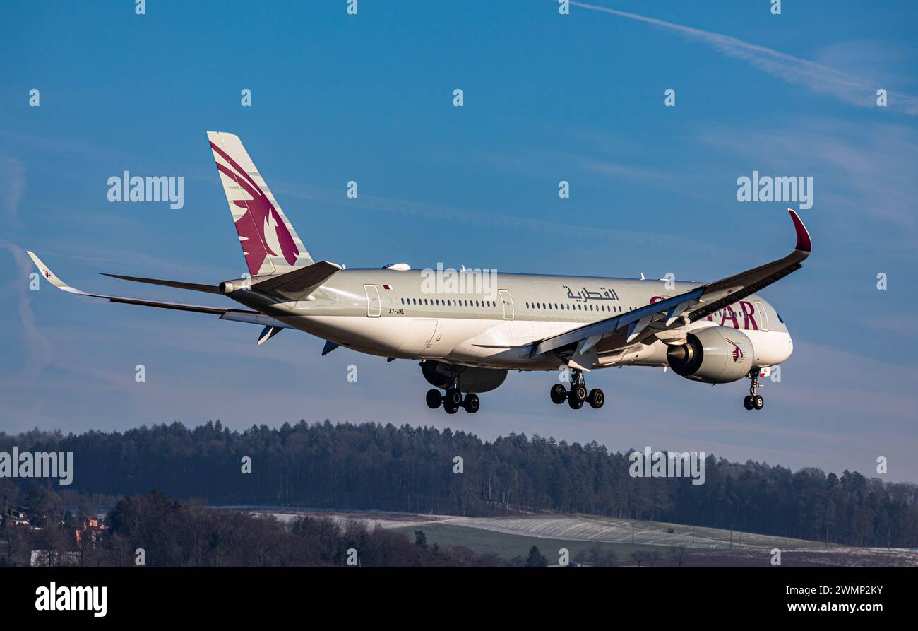 Ein Airbus A350-941 von Qatar Airways ist im Landeanflug auf den Flughafen Zürich. Gestartet ist das Flugzeug a Doha. Registrazione A7-AML. (Zürich, S Foto Stock