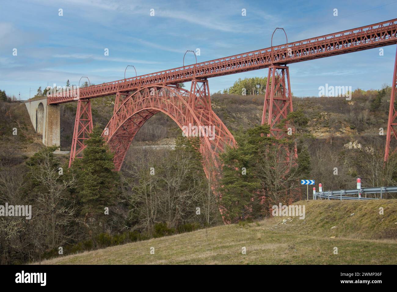 Viadotto di Garabit, viadotto di Garabit sul fiume Truyère, ponte ferroviario tra Marvejols e Neussargues, Cantal, Francia Foto Stock