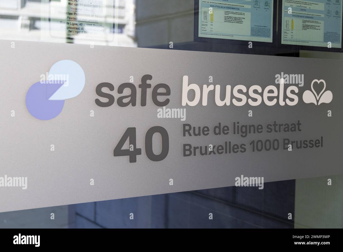 Bruxelles, Belgio. 27 febbraio 2024. Il logo Safe.Brussels raffigurato durante una conferenza stampa dopo una riunione del consiglio di sicurezza regionale di Bruxelles per discutere della violenza legata alla droga a Bruxelles, martedì 27 febbraio 2024. BELGA FOTO NICOLAS MAETERLINCK credito: Belga News Agency/Alamy Live News Foto Stock