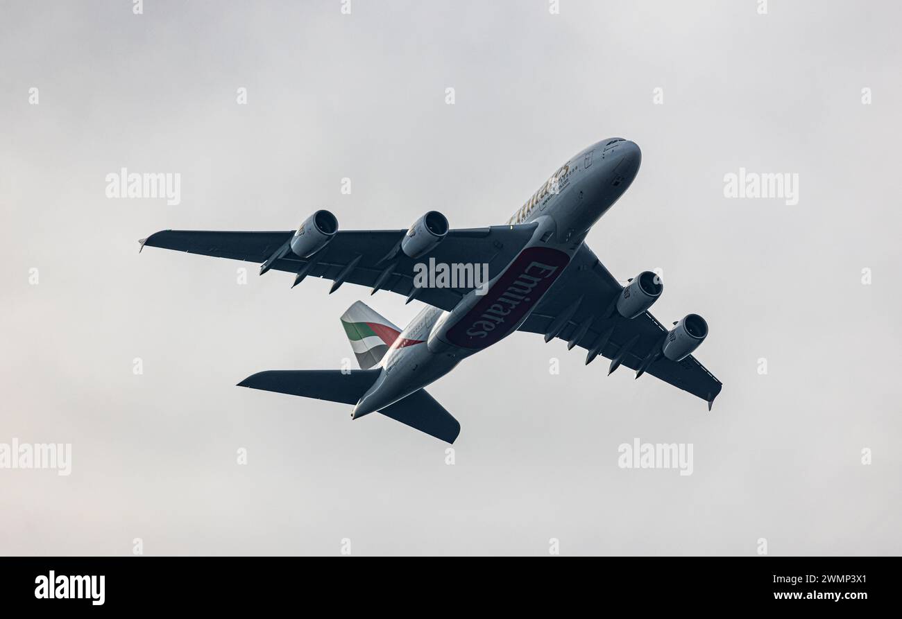 Ein Airbus A380-861 von Emirates Airlines überfliegt nach dem Start am Flughafen Zürich die Gemeinde Bassersdorf im Zürcher Unterland. (Bassersdorf, S. Foto Stock