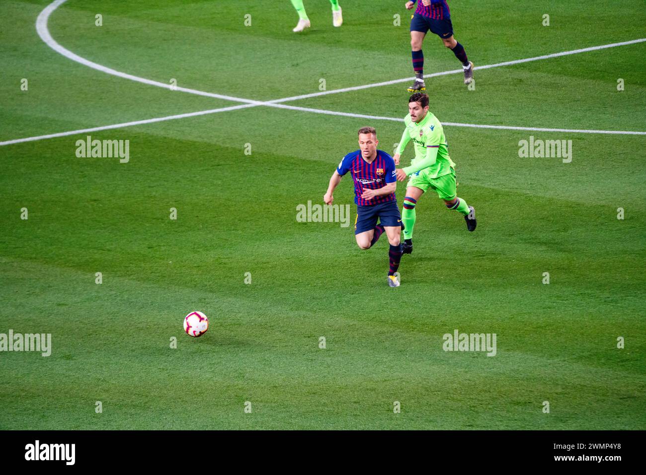 ARTHUR, BARCELONA FC, 2019: Arthur Melo fa una pausa a centrocampo. L'ultima partita della Liga 2018-19 in Spagna tra Barcellona FC e Levante a Camp Nou, Barcellona, il 27 aprile 2019. Barca ha vinto la partita 1-0 con un gol del secondo tempo messi che ha conquistato i titoli della Liga e l'ottavo in 11 anni. Foto Stock