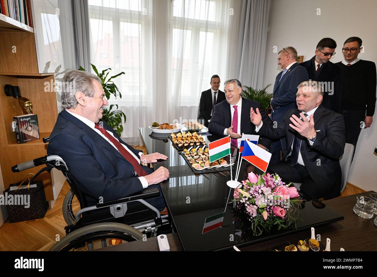 L'ex presidente Milos Zeman (sinistra) incontra il primo ministro slovacco Robert Fico (destra) e il primo ministro ungherese Viktor Orban (centro) a Praga, Repubblica Ceca, il 27 febbraio 2024. In piedi da destra ci sono l'ex portavoce presidenziale di Zeman Jiri Ovcacek e il terzo dal cancelliere di destra Vratislav Mynar. (CTK Photo/Vit Simanek) Foto Stock