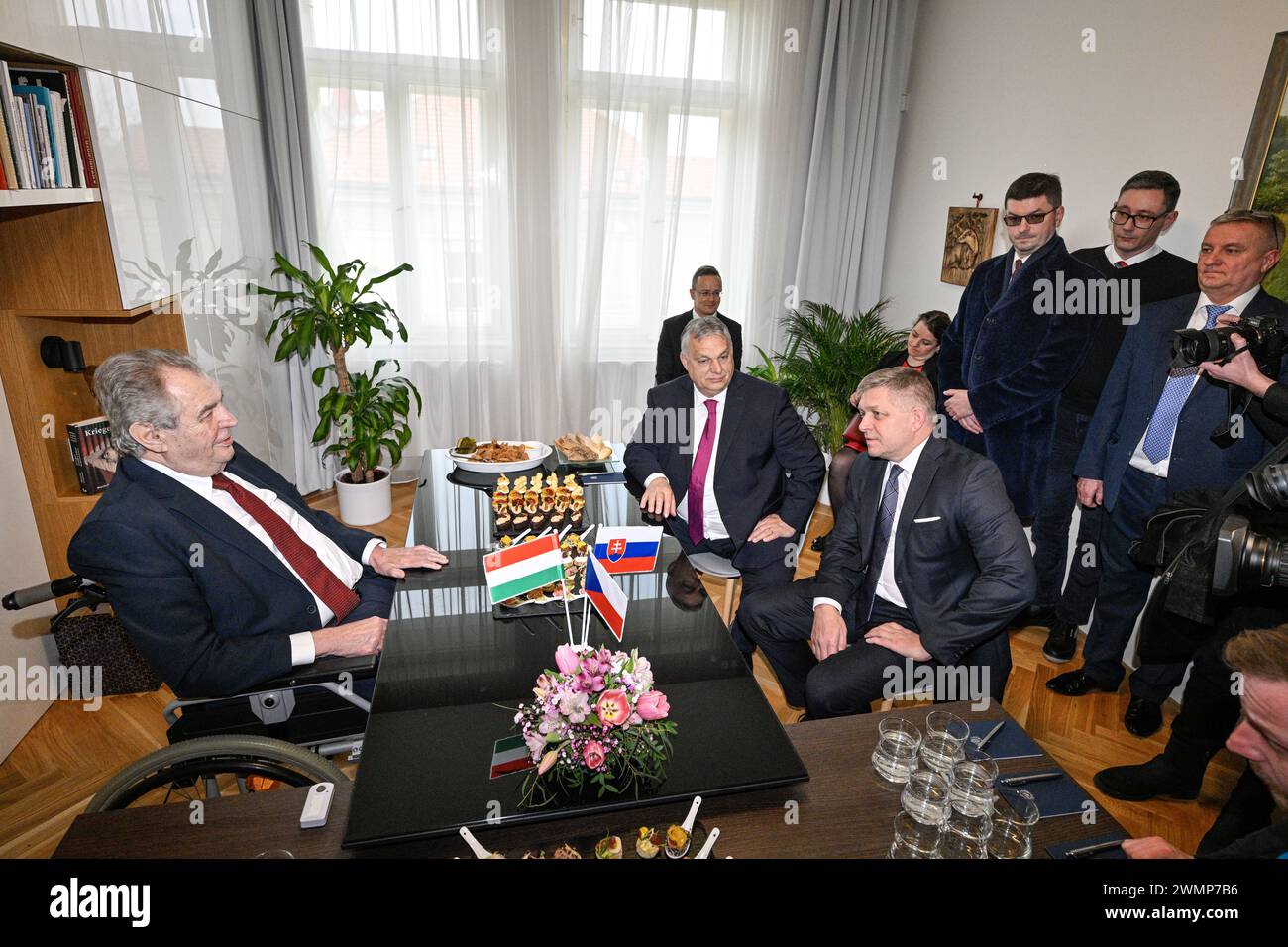 Praga, Repubblica Ceca. 27 febbraio 2024. L'ex presidente Milos Zeman (sinistra) incontra il primo ministro slovacco Robert Fico (destra) e il primo ministro ungherese Viktor Orban (centro) a Praga, Repubblica Ceca, il 27 febbraio 2024. In piedi da destra ci sono l'ex cancelliere presidenziale di Zeman Vratislav Mynar e il portavoce Jiri Ovcacek. Crediti: Vit Simanek/CTK Photo/Alamy Live News Foto Stock