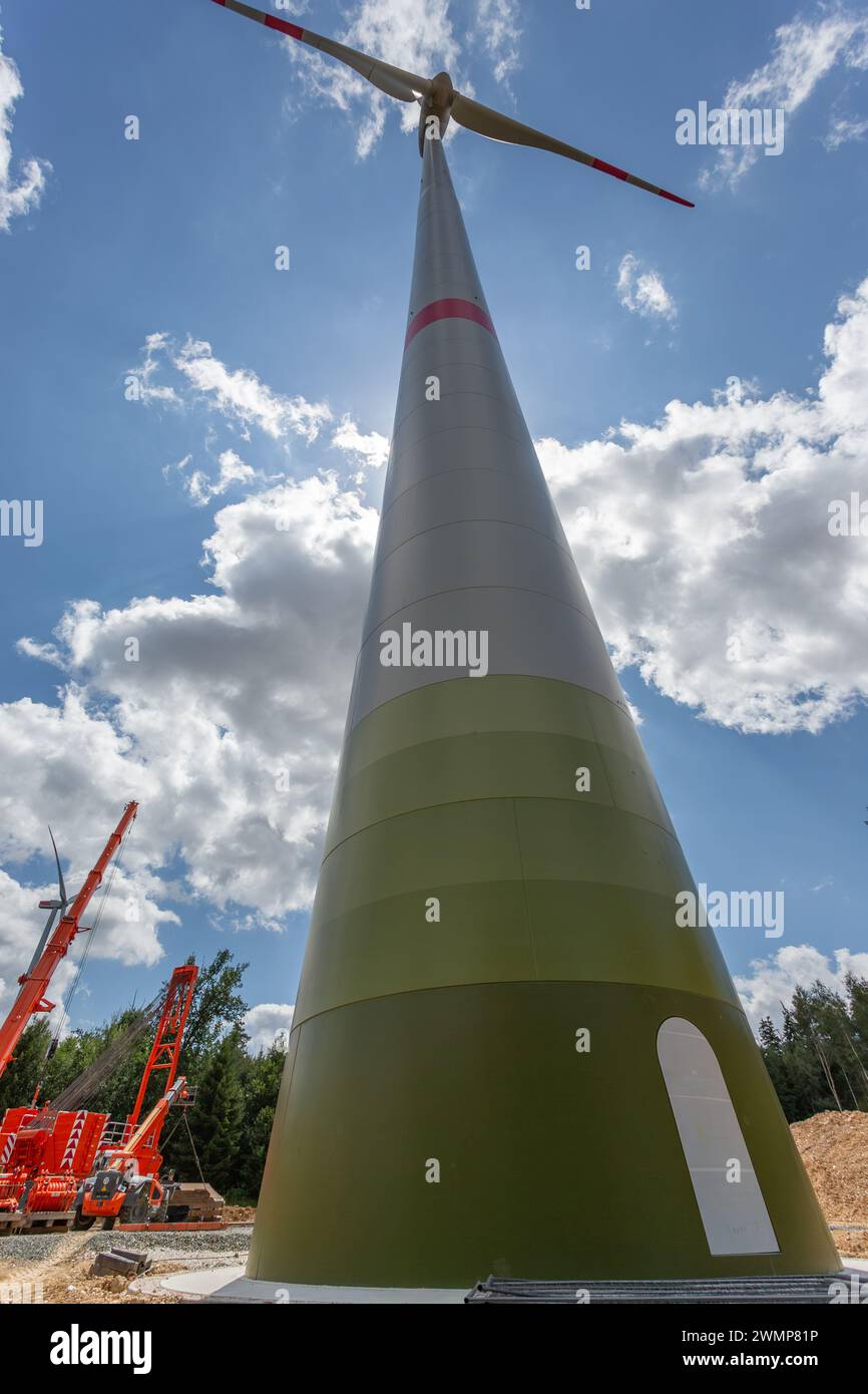 Cantiere per una turbina eolica nella foresta Foto Stock