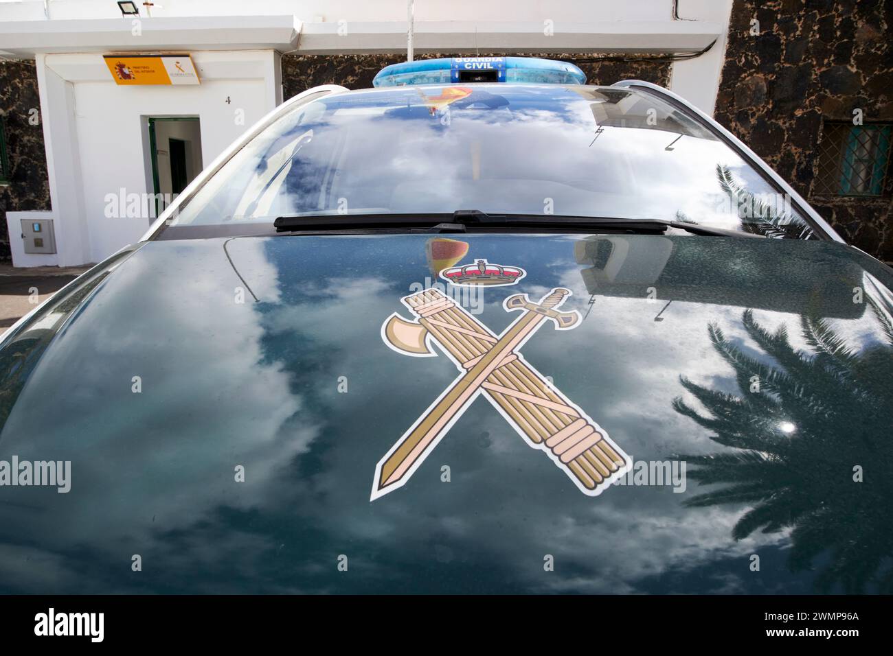 stemma sul cofano di una pattuglia della guardia civile, fuori dalla stazione di polizia di Yaiza, Lanzarote, Isole Canarie, spagna Foto Stock