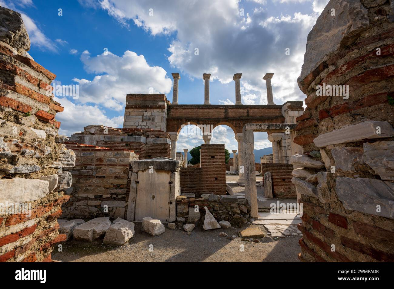 Le antiche rovine con colonne e pilastri a Efeso, Turchia Foto Stock