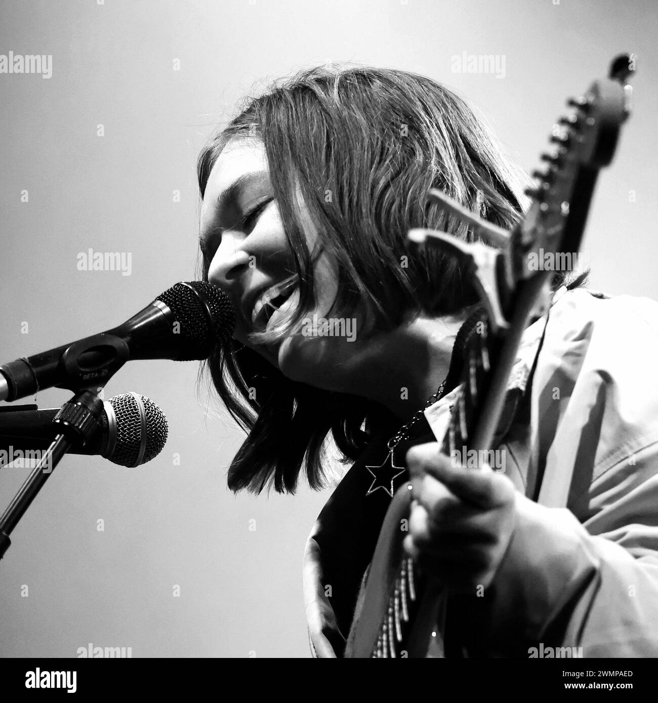 Crickhowell, Brecon Beacons, Galles, Regno Unito. 19 agosto 2023. Il Green Man Festival è un festival indipendente di musica, scienza e arte che si tiene ogni anno a metà agosto a Brecon Beacons, Galles. Green Man si è evoluto in un evento della durata di 25.000 settimane, che ha messo in mostra prevalentemente musica dal vivo. In foto: Progetto solista indie rock americano della chitarrista e cantautrice Lindsey Erin Jordan Snail mail band Credit: Nidpor/Alamy Live News Foto Stock