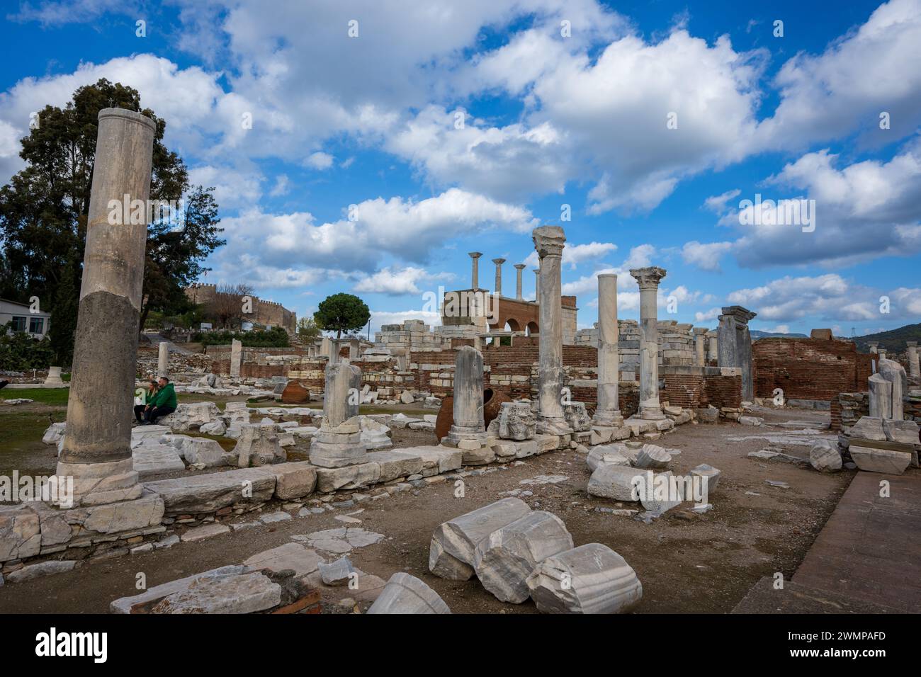 Un gruppo di pilastri di pietra bianca disposti in fila a Smirne, in Turchia Foto Stock