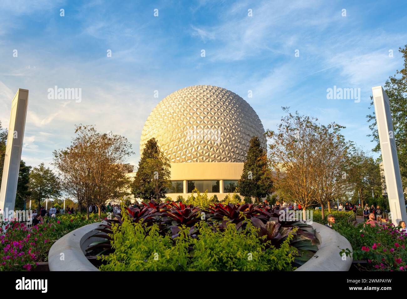 Vista della Spaceship Earth all'EPCOT di Orlando, Florida, al Walt Disney World. Nuovi giardini a Dreamer's Point. Foto Stock