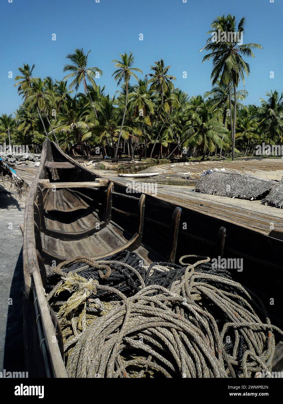 India, Kerala, Varkala: La prua di un tradizionale peschereccio sulla spiaggia di Varkala con le corde interne per le reti da pesca Foto Stock